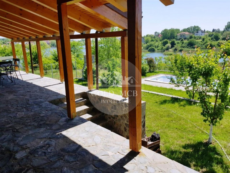 De vanzare vila cu iesire catre lac cu piscina si teren 2400 mp 