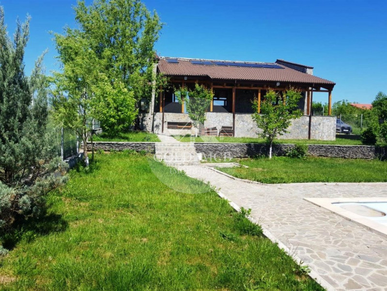 De vanzare vila cu iesire catre lac cu piscina si teren 2400 mp 